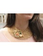 Collar de ganchillo con casquillas beige con pieza