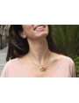 Collar fino de ganchillo con coral esmaltado salmó