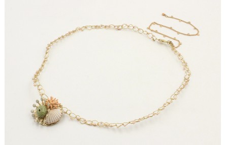 Collar fino de ganchillo con estrella coral esmalt