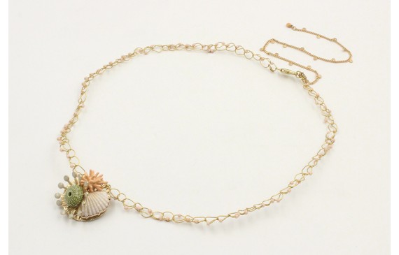 Collar fino de ganchillo con estrella coral esmalt