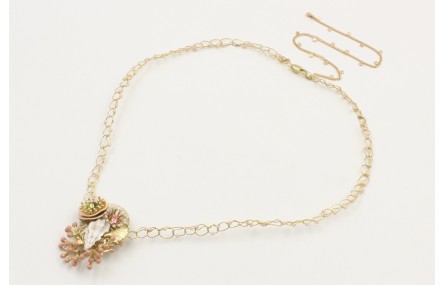 Collar fino de ganchillo con coral esmaltado rosa,