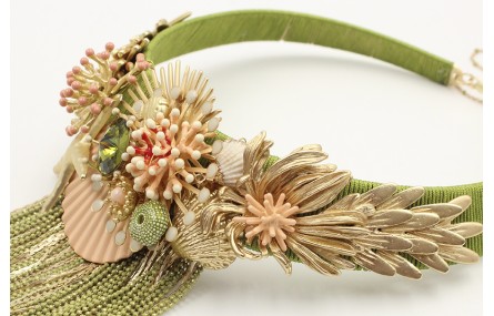 Collar rigido forrado hilo verde oliva con escamas