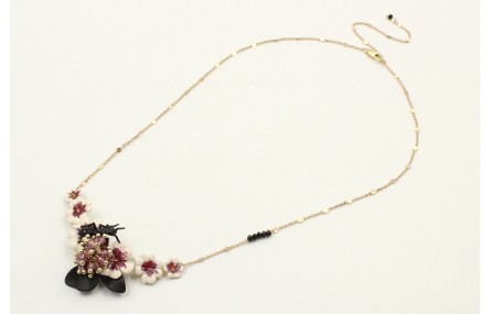 Collar con trio de flores blancas y moradas, burru