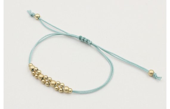 Pulsera hilo macrame menta con  bolas en oro mate.