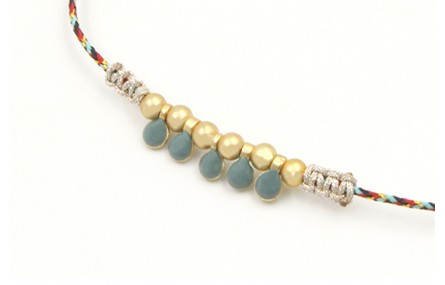 Pulsera hilo macrame azul,rojo y oro con nudo macr