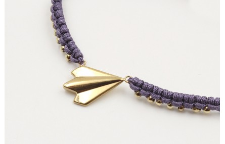 Pulsera macrame morado con bolitas doradas y avión