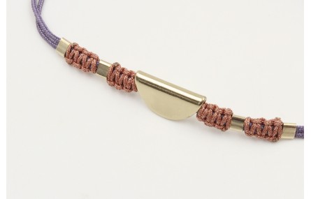 Pulsera macrame morado con nudo color oro rosa y p