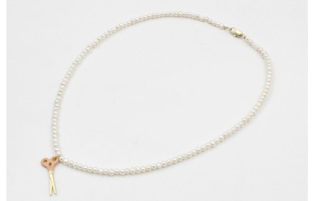 Collar con perlas y colgante tijera esmaltada rosa