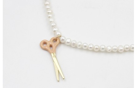 Collar con perlas y colgante tijera esmaltada rosa