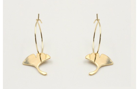 Pendientes aro dorado con gingko dorado. Largo 3,5