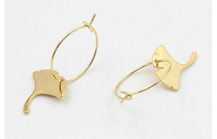 Pendientes aro dorado con gingko dorado. Largo 3,5