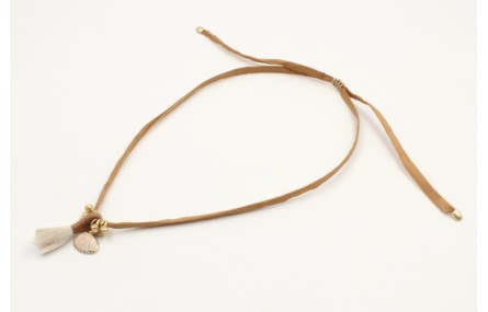 Collar seda color mostaza con colgante concha bord