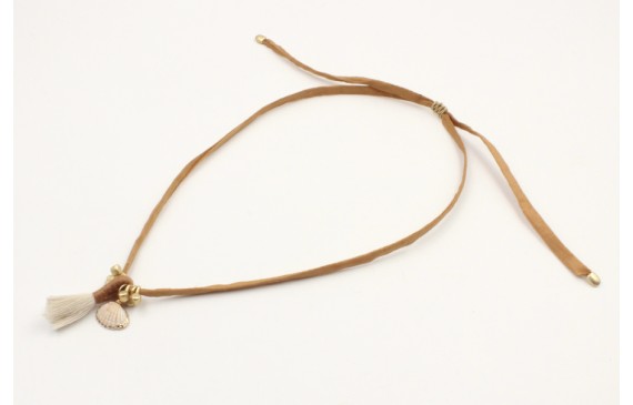 Collar seda color mostaza con colgante concha bord