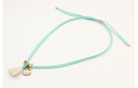 Collar seda color menta con colgante concha borde 