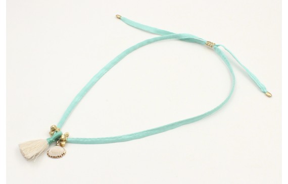 Collar seda color menta con colgante concha borde 