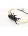 Pulsera semirrigida oro mate con escarabajo esmalt