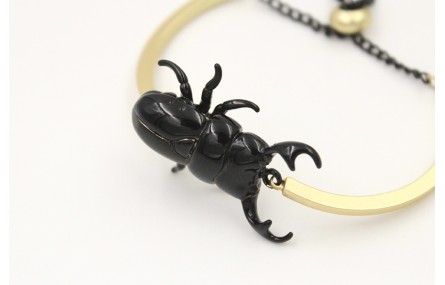 Pulsera semirrigida oro mate con escarabajo esmalt