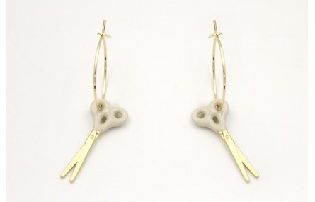 Pendientes de aro dorado con tijeras esmaltadas vi