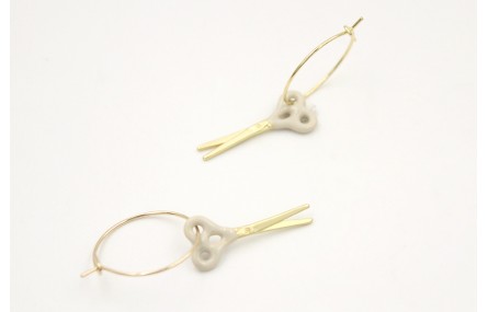 Pendientes de aro dorado con tijeras esmaltadas vi