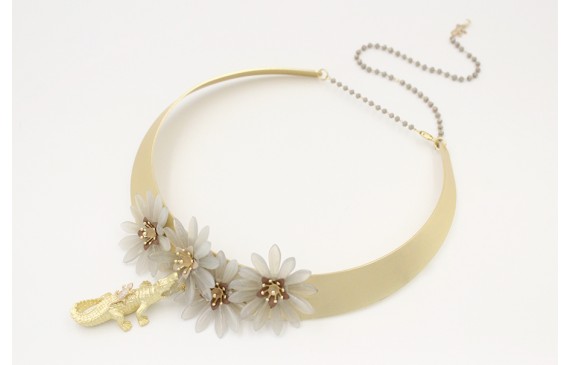 Collar rigido con flores de dagas grises,casquilla