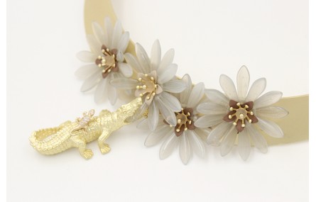 Collar rigido con flores de dagas grises,casquilla