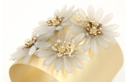 Pulsera rigida con flores de dagas grises,casquill