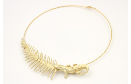 Collar rigido con rama de helecho  y cocodrilo tod