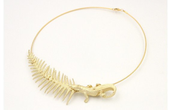Collar rigido con rama de helecho  y cocodrilo tod