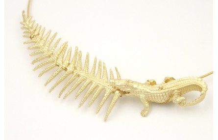 Collar rigido con rama de helecho  y cocodrilo tod