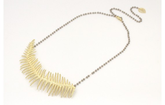 Collar cadena de facetadas grises con rama helecho