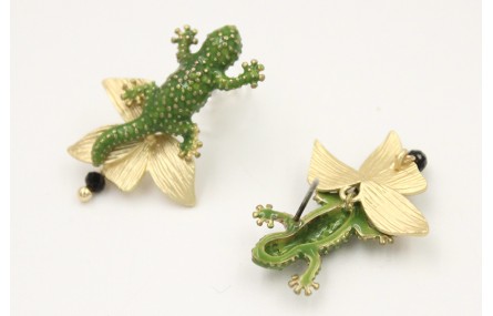 Pendientes perno lagarto esmaltado verde con colga