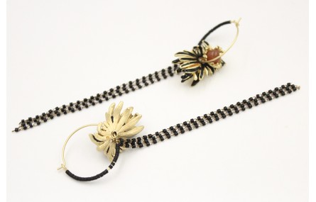Pendientes aro oro mate con miyuki negro, nenufar 