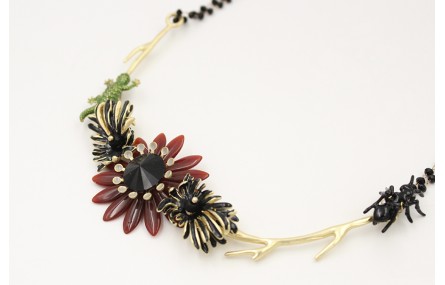 Collar cadena facetadas negras con rama oro mate c