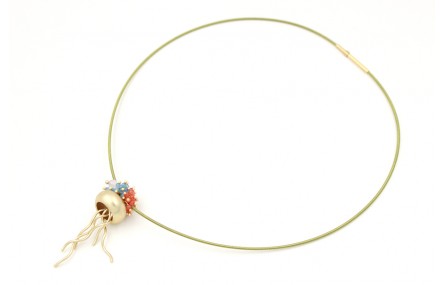 Collar espiral de acero en verde con colgante de m