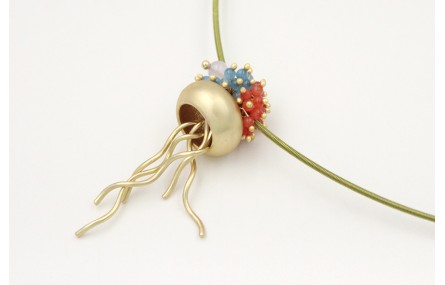 Collar espiral de acero en verde con colgante de m