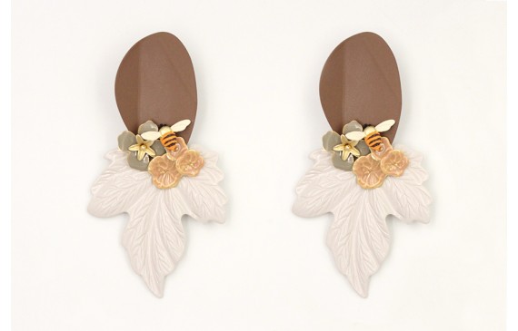 Pendientes perno ovalo doblado marrón con colgante