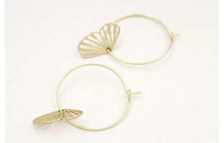 Pendientes aro mediano oro mate con ala de maripos