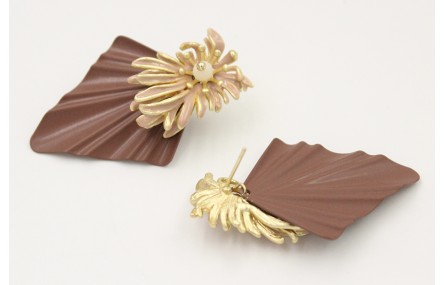 Pendientes perno nenufar visón con triangulo esmal