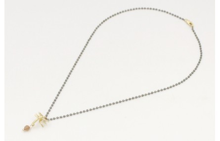 Solitario cadena miyuki gris con colgante de mosqu
