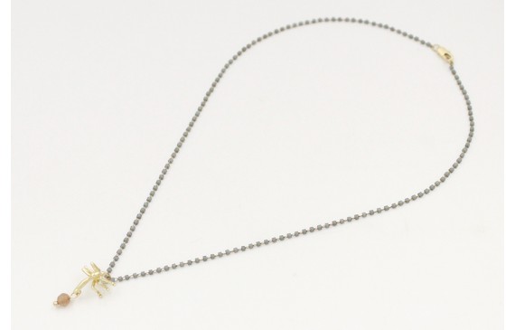 Solitario cadena miyuki gris con colgante de mosqu
