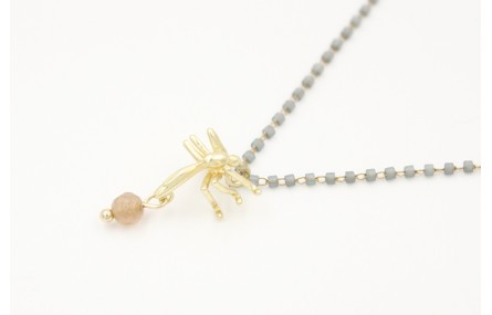 Solitario cadena miyuki gris con colgante de mosqu