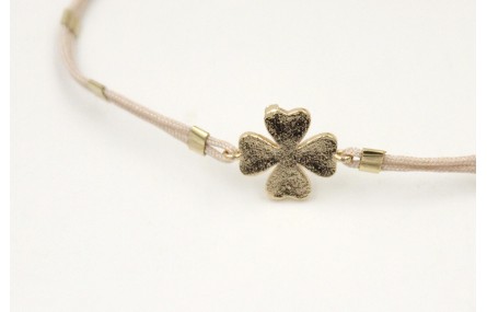 Pulsera hilo macramé rosa maquillaje con tubitos a