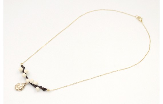 Solitario de cadena de acero inoxidable dorada con