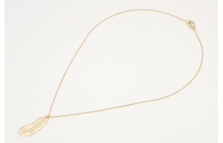 Solitario de cadena de acero inoxidable dorada con