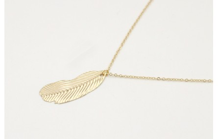 Solitario de cadena de acero inoxidable dorada con