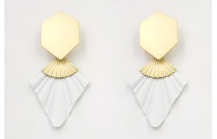 Pendientes perno hexágono dorado con colgante triá