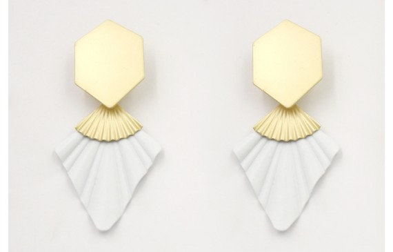 Pendientes perno hexágono dorado con colgante triá