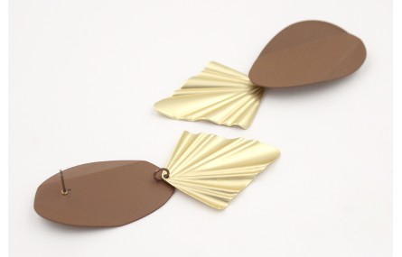 Pendientes perno ovalado doblado esmalte marrón ma