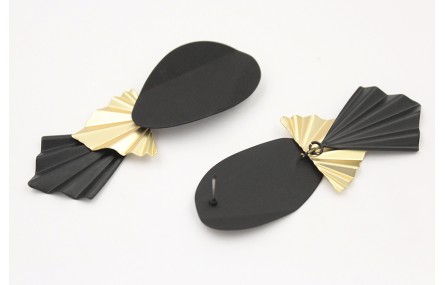 Pendientes ovalo doblado esmalte negro con triángu