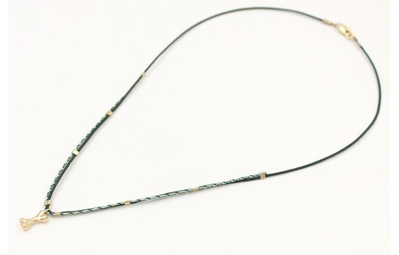 Solitario con hilo macrame verde inglés, mitad mic